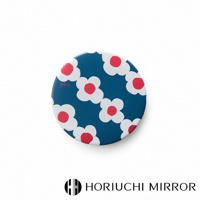 NAPURE plune. 隨身口袋小圓鏡，圓形設計，深藍色背景印有白色花朵圖案，花朵中心為紅色圓點，鏡面材質。