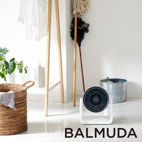 白色底座搭配黑色扇葉的 GreenFan C2 循環扇，扇體可調節角度，擺放在明亮的室內空間。