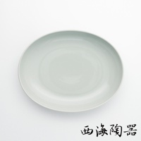 波佐見燒 Common 陶瓷橢圓餐盤，27公分，淺綠色，光滑陶瓷材質，中央有淡淡的陰影，盤緣向內微收。