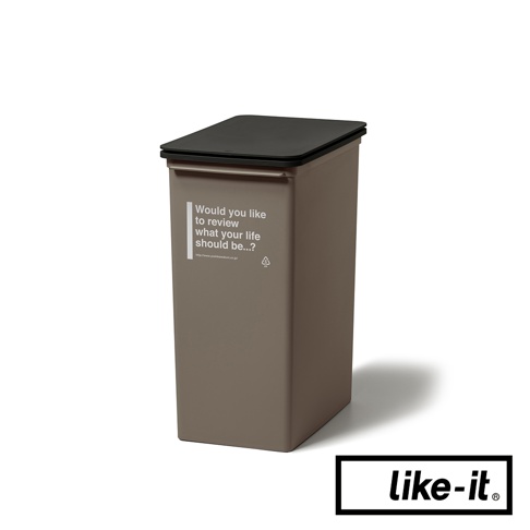 一個棕褐色的掀蓋式高版垃圾桶，配有黑色頂蓋。垃圾桶側面印有白色文字「Would you like to review what your life should be...?」及網址。