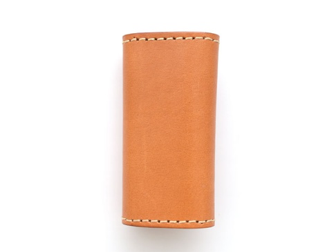 職人手作經典鑰匙包，採用淺棕色皮革製成，有四個鉤扣，以白色車縫線裝飾，外觀簡潔。