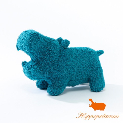 藍綠色竹棉混紡材質的河馬造型抓握玩偶，嘴巴張開，小巧的尾巴和耳朵。