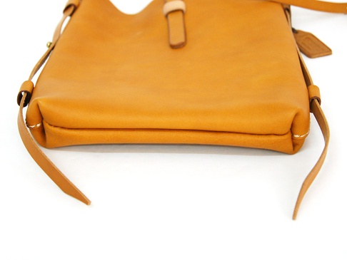 職人手作皮革散步直式單肩包 (CP-3)，黃褐色光滑皮革材質，簡潔的設計，配有可調整的細長肩帶及皮革束帶。