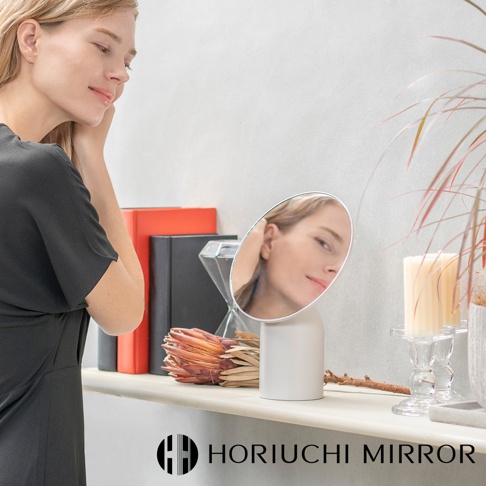 NAPURE 桌上型化妝鏡，圓形鏡面，銀色鏡框，白色底座，可調節角度。