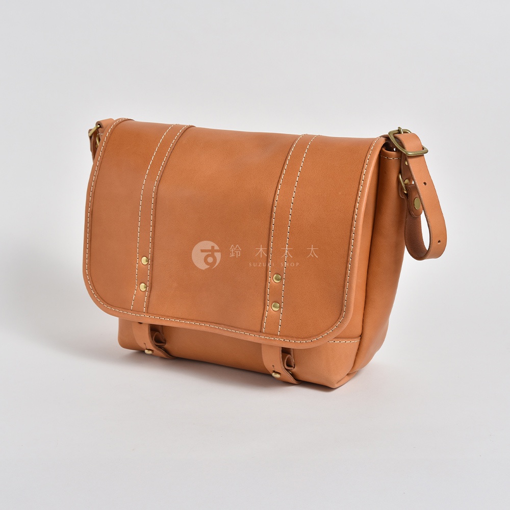 棕色皮革復古郵差包，有翻蓋設計、縫線裝飾和金屬扣環，適合日常攜帶。