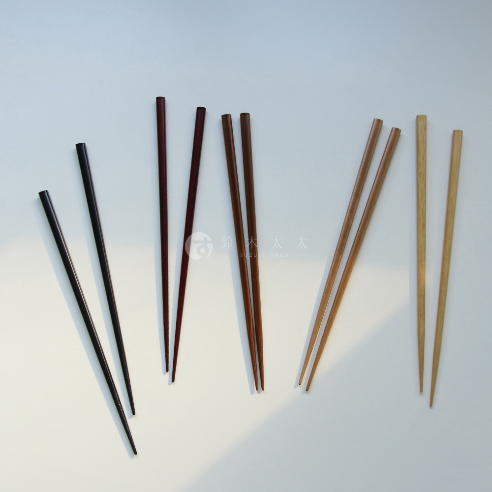 五雙原木筷子，顏色包含黑色、深紅、淺棕、深棕及原木色，每雙長度約 22.5 公分，呈現簡約設計。