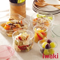 多個透明耐熱玻璃保鮮盒，部分裝有蔬菜、蝦仁和水果，其中一個方形盒內有烤蔬菜，圓形盒內有沙拉，另一個圓形盒內裝有水果。