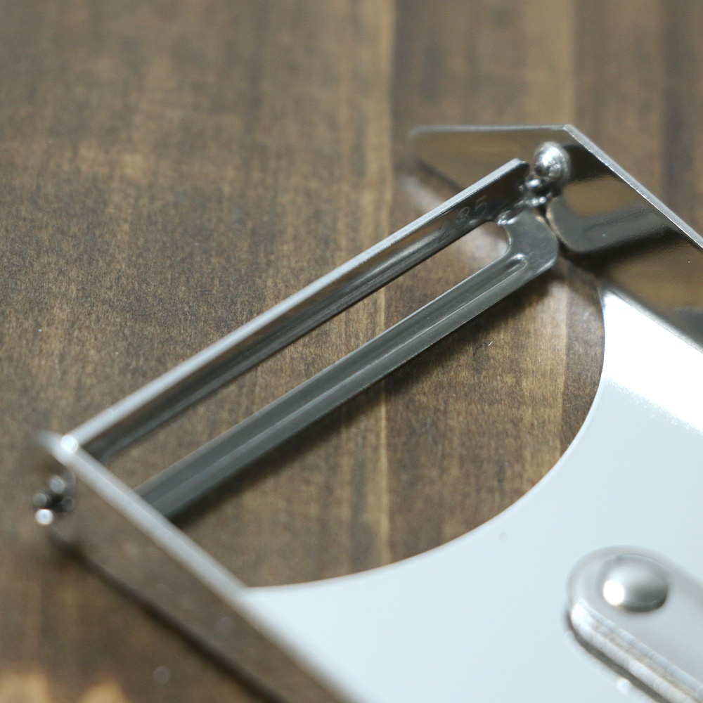 VEGET 不鏽鋼木柄削皮刀，銀色不鏽鋼刀片，帶有雙層刀刃，刀柄處可見木紋細節。