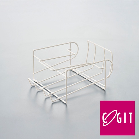 白色金屬線製成的滾動式寶特瓶專用雙層收納架，整體呈長方形，具有兩層傾斜的托架，可容納數個寶特瓶，方便拿取。