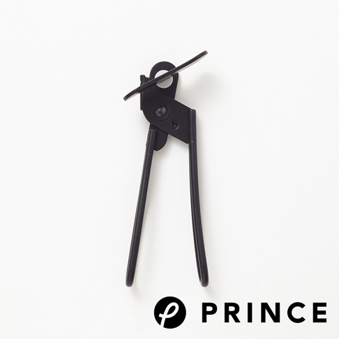 黑色金屬旋轉開罐器，具有人體工學手柄和切割輪。