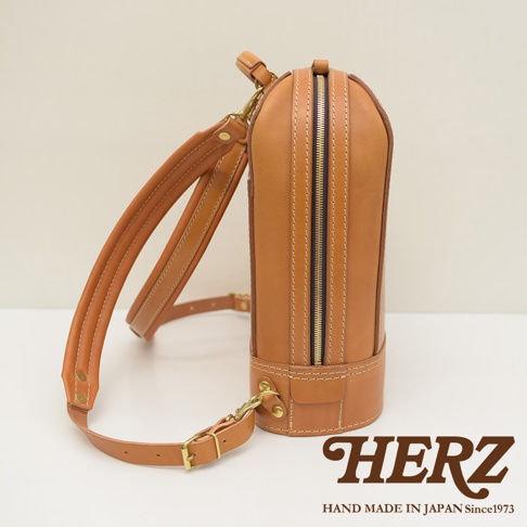 職人手作皮革立體商務後背包 R-3，呈現天然皮革的質感，搭配金屬拉鍊與扣環，風格簡約。