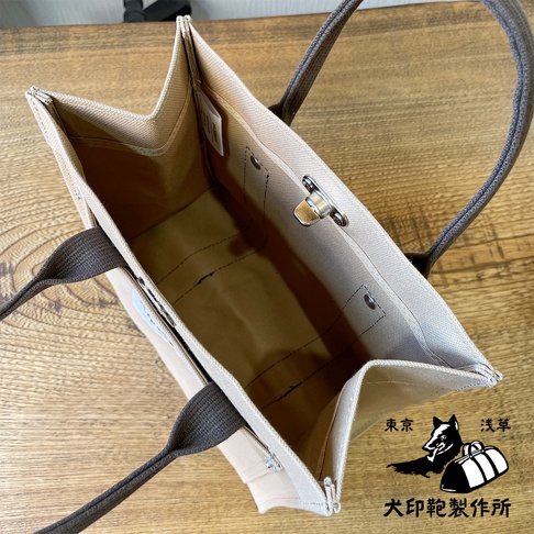 犬印純棉帆布迷你托特包，淺卡其色帆布材質，深棕色提把，包身有壓扣和金屬旋轉鎖扣。