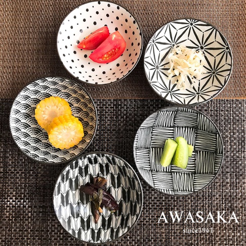 KOMON和風配菜小碗五入組，每個碗盤皆有獨特日式圖案，包含黑色圓點、幾何放射狀、波浪紋、交錯線條及箭羽紋。碗盤為白色陶瓷，盛有番茄、蘿蔔絲、玉米、小黃瓜及茄子等配菜。