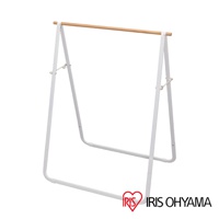 白色金屬框架天然原木曬衣架，A字型結構，中間有木質橫桿，兩側支架以繩索固定，簡潔實用。