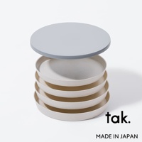 FIT DISH 餐盤四件組，由淺米色材質製成，疊成一疊，最上方蓋著一個淺灰色圓形蓋子。