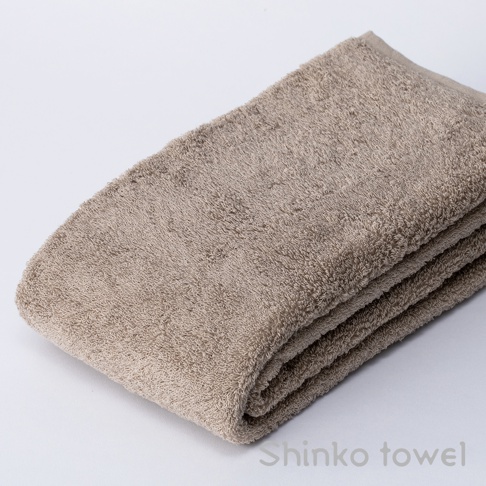 Landwell Hotel 泉州精繡長纖匹馬棉浴巾，呈現柔和的淺棕色，觸感蓬鬆，材質為長纖匹馬棉。