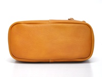 職人手作皮革可調式兩用托特包 (Q-14)，圓潤的包底，採用淺棕色皮革製成，表面帶有細膩的紋理，包邊縫線清晰，整體呈現自然復古風格。