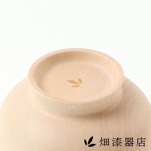 卯之松木肌飯碗，淺木色，圓潤碗身，碗底有淺金色的葉片圖案裝飾。