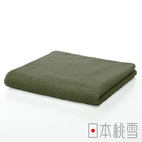 一條折疊的橄欖綠精梳棉飯店毛巾，質地柔軟，有明顯的絨毛感。