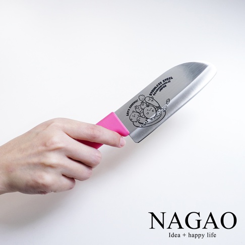 燕三條不鏽鋼兒童學習刀，刀刃長 11.5 公分，配有粉紅色刀柄，刀身上印有可愛的卡通圖案和「LET'S COOKING!」字樣。