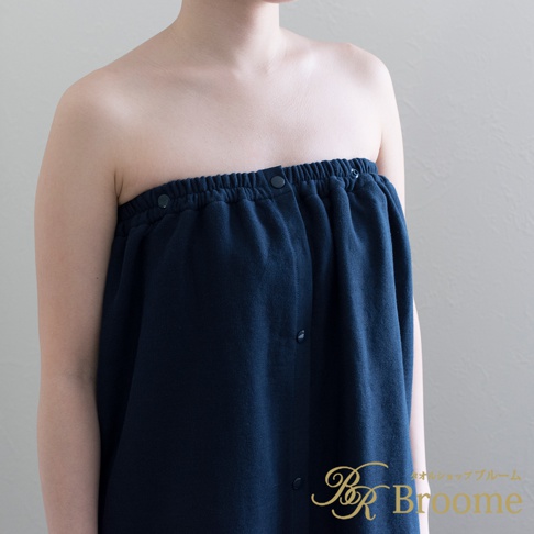 深藍色棉紗混紡快乾浴裙，平口鬆緊設計，飾有黑色鈕扣。