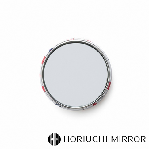 NAPURE plune. 隨身口袋小圓鏡，銀色金屬邊框，鏡面為銀色，鏡蓋印有紅、藍、白色的圖案。