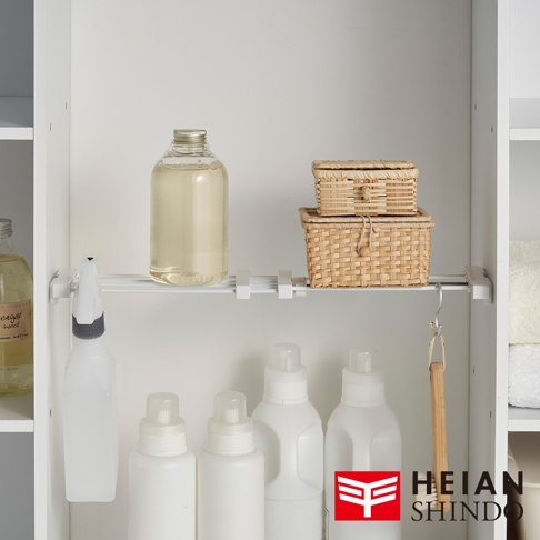 圖片內有 HEIAN SHINDO 的品牌標誌，旁邊有許多居家收納用品，包含瓶裝清潔劑、噴瓶、竹編收納盒和清潔刷。
