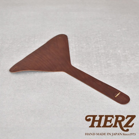 職人手作皮革Organ水壺套，深棕色，簡約設計，材質為皮革，附有金屬扣環。