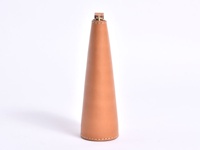 淺棕色皮革製成的圓錐形筆袋，頂部有金色拉鍊，側邊縫線清晰可見，整體呈現簡約直立造型。