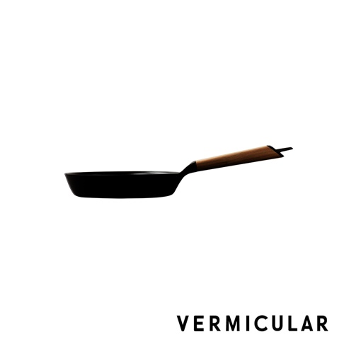 日本製黑色琺瑯鑄鐵平底鍋，配有木質手柄，鍋具直徑約20公分。