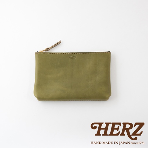 橄欖綠皮革長方形拉鍊收納包，表面有燙印品牌標誌，配有小巧的皮革拉鍊頭，整體風格簡約。