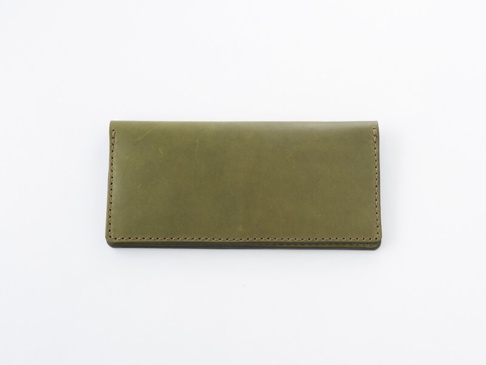 橄欖綠皮革扁長夾，簡約設計，邊緣縫線整齊。