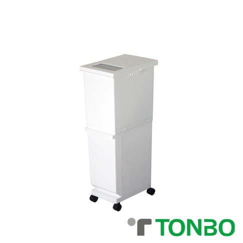 白色雙層垃圾桶，上方帶有透明分類槽，下方為獨立桶身，底部裝有四個黑色小輪子，方便移動。