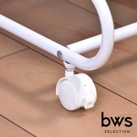 白色金屬製成的多功能落地移動褲架，展示其底部的白色輪子和金屬支架的連接處，背景為木紋地板。