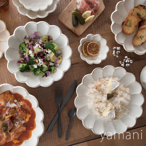 白色美濃燒六魯粉引沙拉盤，21公分，具有花瓣狀的邊緣，盤中盛有色彩豐富的沙拉，包含花椰菜、紫洋蔥、酪梨和堅果。