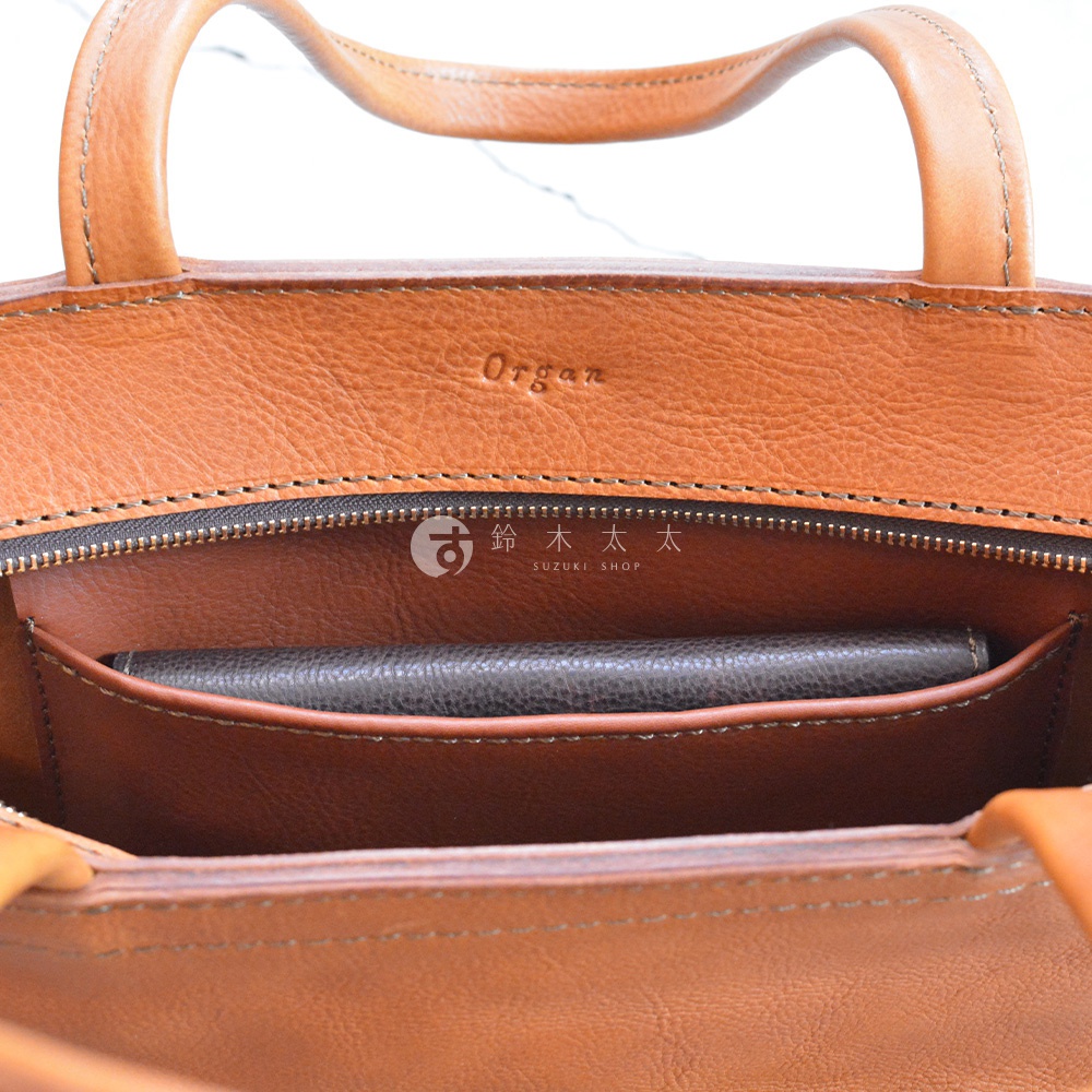 職人手作皮革Organ肩背拉鍊托特包內部，可見拉鍊、內袋及深棕色皮夾