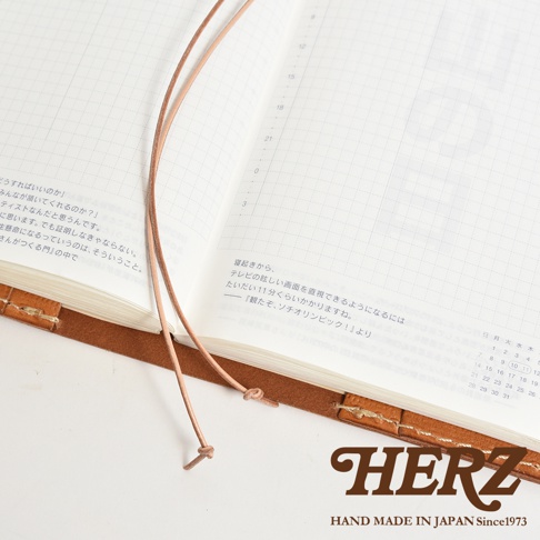 職人手作皮革手帳書套，細膩的縫線與皮革紋理，搭配簡約的內頁設計，展現質樸手感。