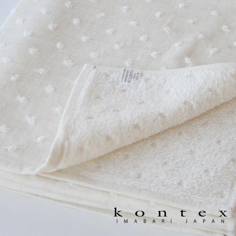 米白色紗布浴巾與柔膚方巾，表面佈滿立體小點紋理，材質柔軟親膚，適合嬰幼兒使用。