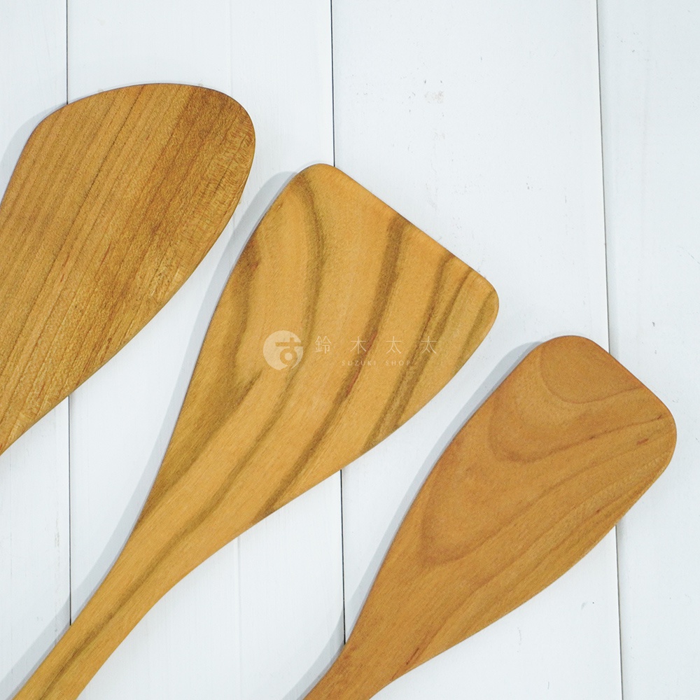 三支淺棕色、紋理清晰的木製鍋鏟，材質為山櫻木，造型窄型，適合攪拌使用。