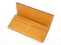 職人手作的棕色皮革長夾，內部有多個卡槽，縫線清晰。