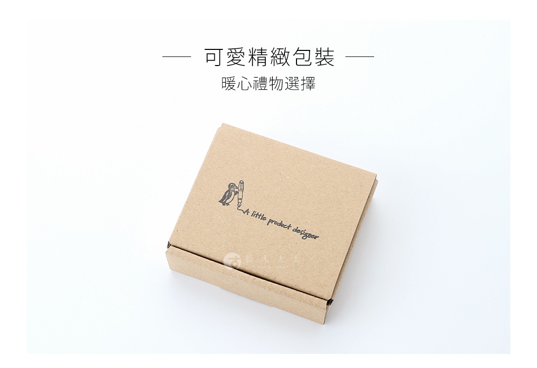 牛皮紙盒，盒面印有可愛企鵝與鉛筆圖案及英文「A little product designer」字樣，適合作為禮物包裝。