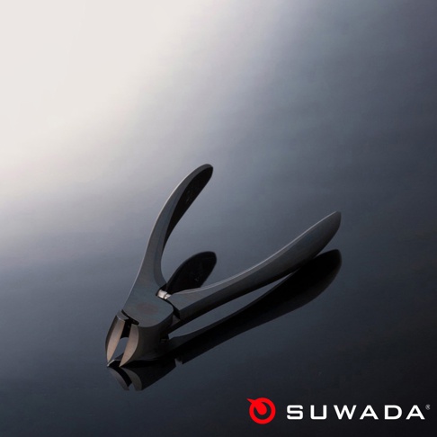 日本職人指甲剪，黑色鋼材製成，S尺寸，帶有光滑的弧形手柄和鋒利的刀刃，呈現簡約的設計，置於深色光滑表面上，有明顯的倒影。