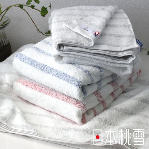 疊放的今治輕柔橫條浴巾，有白色底帶有藍色、紅色或灰色橫條紋，材質為柔軟棉質。