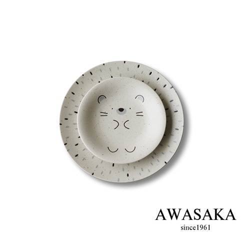 一組兩個淺米色陶瓷餐盤，上層餐盤印有可愛刺蝟臉部圖案，下層餐盤則佈滿淺灰色與黑色斑點。