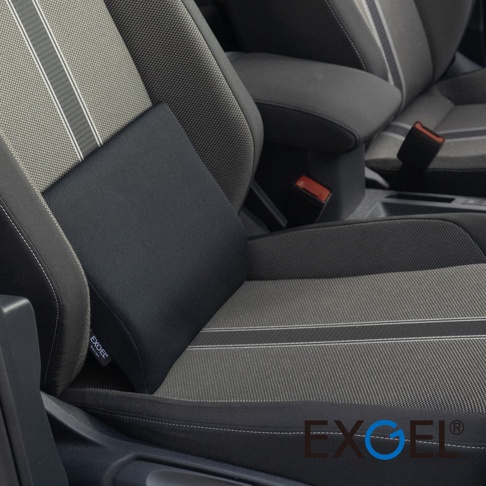 黑色長方形的 EXGEL 汽車專用腰靠墊放置在深灰色條紋的汽車座椅上，腰靠墊表面平整簡約，左下角飾有品牌標籤，整體呈現出舒適且具支撐性的車用配件視覺效果。