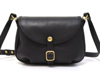 黑色皮革馬鞍包，配有金色搭扣和可調節肩帶，適合休閒旅行。