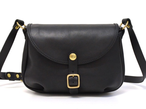 黑色皮革馬鞍包，配有金色搭扣和可調節肩帶，適合休閒旅行。