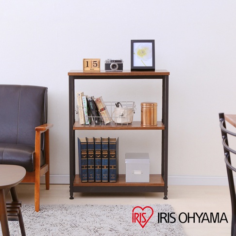 鐵木層架-三層寬型，框架為黑色金屬，層板為深棕色木紋，層架上擺放有書籍、裝飾品及收納籃。