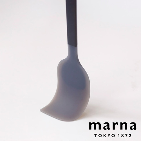marna TOKYO 1872 品牌標誌旁，展示著一個灰色弧形矽膠刮刀，採簡約現代風格。