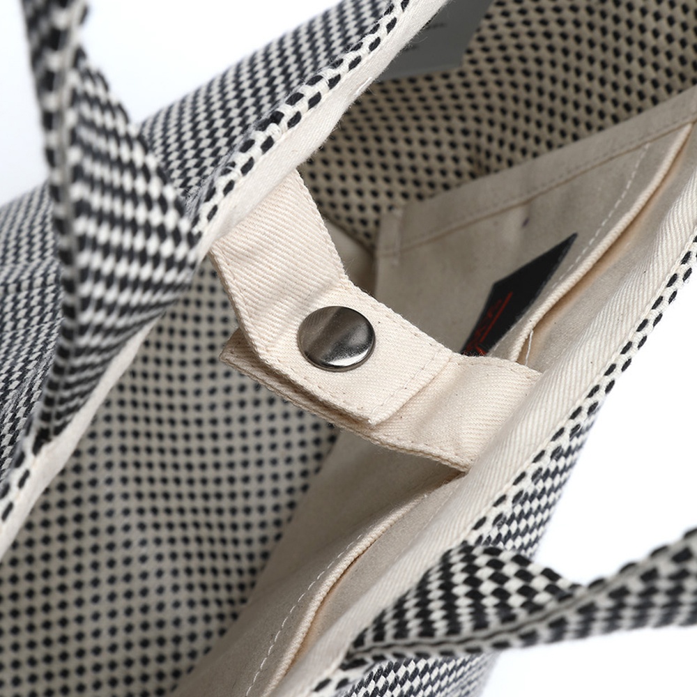 三河木綿刺子織圓底水桶包，黑白格紋織紋，帆布內襯，附有金屬按扣。
